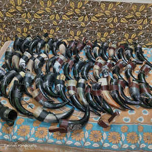 Corne de boeuf Viking sculptée à la main de taille moyenne avec support en cuir, sans danger pour les aliments et étanche, à prix avantageux - Product Image 2