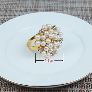 Hermosos servilleteros de acero inoxidable con cuentas blancas que hacen que las comidas sencillas se sientan pensadas y cuidadosamente elaboradas. - Product Image 3