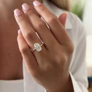 Anillo de Compromiso con Diamante Cultivado en Laboratorio de 2 Quilates, Corte Radiante Alargado, E VVS2, Oro Amarillo de 14k, Certificado IGI - Product Image 2