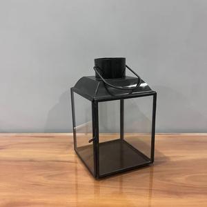 Lanterne en acier noir avec panneaux en verre et poignée pour la décoration de la maison - Product Image 1