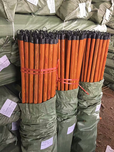 Manches de balai en plastique robuste fabriqués au Vietnam, manches de balai à grain de bois avec filetage italien et tête en PVC, pelle à poussière écologique pour le nettoyage domestique - Product Image 1