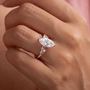 Bague en or jaune 14 carats avec diamant de laboratoire taille marquise 2,50 carats et pierres latérales en grappe – Vente en gros - Product Image 4