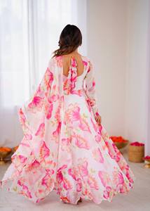 Magnifique robe de créateur confectionnée en tissu Organza Taby Silk de qualité supérieure. Cette robe présente un élégant imprimé floral numérique. - Product Image 3