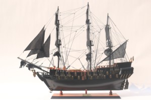 Artículo Más Vendido |   PERLA NEGRA |   Maqueta de Barco Pirata de Madera Hecha a Mano para Decoración Navideña, Colección para Amantes de las Películas - Product Image 2