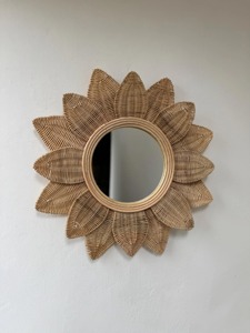 Espejo de ratán con forma de flor de primera calidad, espejo artesanal perfecto para la entrada, ideal para un rápido vistazo antes de salir de casa, procedente de la India. - Product Image 5