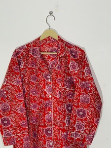 Ensemble de pyjama en coton imprimé à la main avec motif floral rubis et sac cadeau assorti - Product Image 5