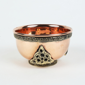 Cuenco de Cobre Triquetra Pequeño para Incienso, Multiusos, Hecho a Mano por Artesanos Indios - Product Image 1