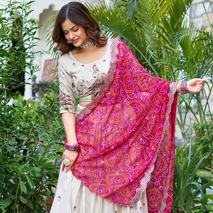 ชุดเลเฮนกาโชลีสีขาวหรูหราพร้อมลายปักนกยูงและผ้าคลุมไหล่สีชมพูสดใสแบบแบนดานี - Product Image 1