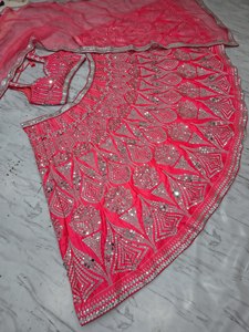 Lehenga Choli en soie rose Rani tendance, broderie géométrique miroir, choli à col cœur, bordure en dentelle argentée lourde, foulard - Product Image 2