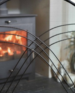 Écran de cheminée en métal Cascade Arc, pliable en trois panneaux, avec maille fine, protection contre les étincelles, protection de sécurité moderne pour foyer - Product Image 4