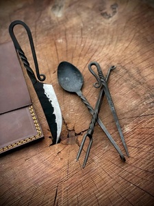 Juego de cubiertos de acero al carbono de grado industrial hecho a mano con funda de cuero. - Product Image 4