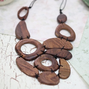 Collier en bois naturel pour femmes, mode durable, artisanat en bambou et en bois - Product Image 6