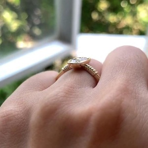 Anillo de compromiso de oro de 14 quilates con diamantes cultivados en laboratorio de corte múltiple, banda texturizada o acanalada, con diamantes ovalados, marquise, princesa y redondos. - Product Image 3