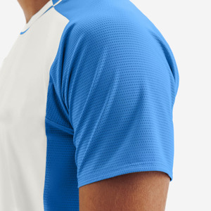 T-shirt sportif pour homme, bleu et blanc, à blocs de couleur, manches raglan, coupe classique, col rond, respirant, en maille tricotée - Product Image 5