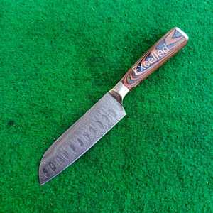 Couteau Santoku de chef damas à 356 couches, fait à la main, design personnalisé, avec couvercle en cuir gratuit, nouveau couteau de cuisine avec manche en bois Pakka - Product Image 1