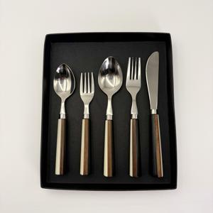 Ensemble de couverts en acier inoxydable à prix abordable avec finition miroir, comprenant fourchette, couteau et cuillère, avec manche en résine, idéal pour les fêtes - Product Image 2