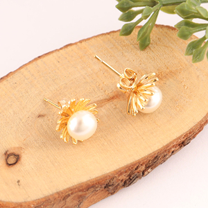 Pendientes minimalistas con perlas y diseño de rayos de sol, hechos a mano, chapados en oro de 18k, con cierre de presión floral delicado, para regalo de mujer. - Product Image 4
