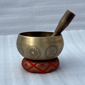 Bol chantant tibétain en bronze de haute qualité pour la méditation et la gratitude, design martelé avec mallette et coussin - Product Image 5