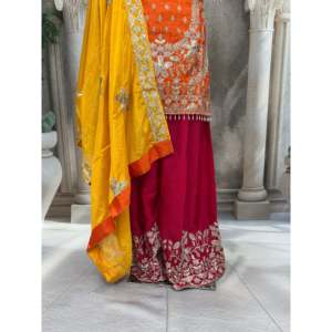 Ensemble haut et bas en satin pour soirée, avec dupatta, par un créateur - Product Image 1