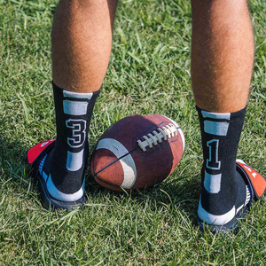 Chaussettes de sport montantes noires et blanches avec logo imprimé numériquement, chaussettes de basketball pour adultes, chaussettes de baseball tricotées à séchage rapide - Product Image 4