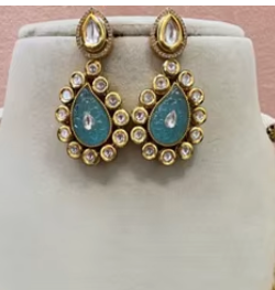 Impresionantes perlas chapadas en oro Look Real Kundan conjunto de collar con función de pendientes colección de ropa de fiesta de boda para mujer - Product Image 2