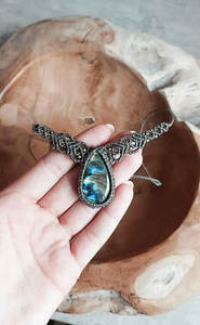 Collar de Macramé Hecho a Mano con Labradorita |   Colgante Boho con Piedras Preciosas |   Joyería Artesanal |   Collar de Piedras Naturales - Product Image 4