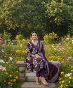 NOUVELLE ARRIVÉE : Vêtement ethnique de luxe festif en papier de coton avec tissage miroir, ensemble haut, bas et dupatta, couleur vin, prix de gros - Product Image 2