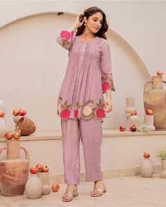 Ensemble Kurta et pantalon en coton lavande brodé pour femme, coupe ample, longueur cheville, style décontracté Inde Pakistan - Product Image 1