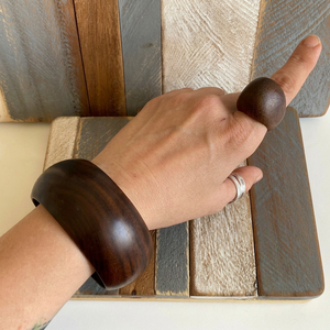 Elegante Juego de Pulseras de Madera Hechas a Mano con Brazaletes Artísticos Tallados a Mano y Decoración de Latón, Exportaciones Premium de Craft Emporium - Product Image 6