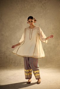 Conjunto de Kurta y Pantalón para Mujer, Premium, Holgado, Tejido Sólido, Mal Chanderi, Transpirable, para Todas las Temporadas, con Encaje Gotta Patti |   Completamente Cosido en India - Product Image 2