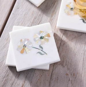 Posavasos de mármol blanco, posavasos cuadrado, posavasos con incrustaciones doradas, posavasos con líneas decorativas en las esquinas, posavasos de piedra natural, posavasos de mármol hechos a mano, posavasos de lujo - Product Image 5