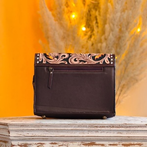 Bolso Bandolera de Cuero Genuino Venus Leathers, Estilo Western, Hecho a Mano, con Patrón de Letras y Flores, Cierre de Cremallera, 45-55cm, Gran Venta - Product Image 4