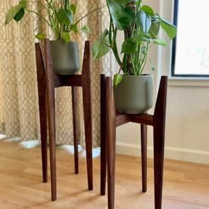 Support pour plantes en bois avec finition naturelle foncée, design surélevé, pieds robustes et look moderne minimaliste pour la décoration des plantes d'intérieur - Product Image 1