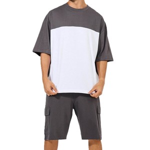 Conjunto de dos piezas gris y blanco para hombre, camiseta de manga corta extragrande y pantalones cortos tipo cargo, conjunto informal de verano para calle - Product Image 3