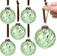 Boule de Noël suspendue en plastique moderne à rayures vertes et blanches avec ruban, GM DEHQANI and SONS - Product Image 6