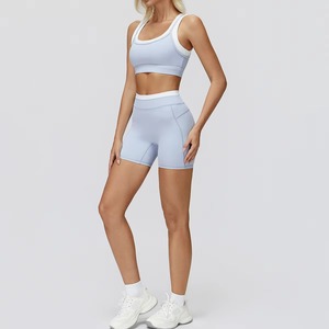 Conjunto de ropa deportiva de dos piezas para mujer, sexy, de yoga y gimnasio, con top halter corto y shorts de ciclista, elástico en 4 direcciones, cintura alta, venta al por mayor personalizada - Product Image 3