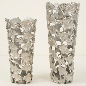 Ensemble de 2 vases contemporains en aluminium léger et durable, motif feuille de Ginkgo découpée, design botanique, pièce maîtresse décorative - Product Image 1