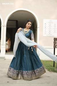 Colección Premium de Lehenga-Choli y Dupatta de Seda Tradicional India con Bordado y Detalles en Zari, Moda Femenina - Product Image 4