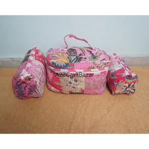 ชุดกระเป๋าผ้าฝ้ายลายดอกไม้แบบเย็บติดกัน 3 ชิ้น สำหรับจัดเก็บเครื่องสำอางและอุปกรณ์เดินทางอย่างมีสไตล์ ชุดกระเป๋าเครื่องสำอางลายดอกไม้ - Product Image 1