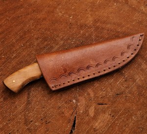 Cuchillo de caza hecho a mano de 4 pulgadas, de acero con alto contenido de carbono, hoja completa, para exteriores, con mango de madera de olivo. - Product Image 4