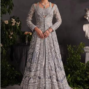Robe de mariée sculpturale lavande de qualité supérieure, style pakistanais, avec texture détaillée et ornements de cristaux complexes - Product Image 6