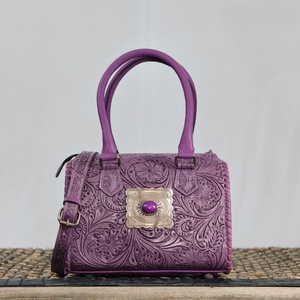 Bolso de Mano Mediano de Cuero Morado de Lujo Venus Leathers, Diseño Floral Repujado, Ligero, Cierre de Cremallera de Alta Calidad - Product Image 1