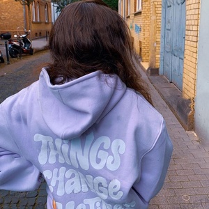 Sweat-shirt à capuche oversize pour femme, lavande, coupe classique, en molleton de coton et bambou, couleur unie, imprimé lettres sur la manche gauche, style automne - Product Image 3
