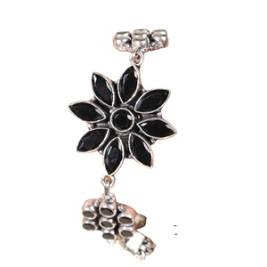 ARTS JEWELS Bracelet vintage fait main en laiton perlé avec fleur en onyx noir, serti clos, plaqué argent antique, cadeau de fiançailles pour femme - Product Image 1
