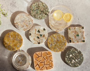 Juego de 4 posavasos redondos de nácar amarillo con mosaico de concha para mesa de café, decoración de comedor, venta al por mayor - Product Image 3
