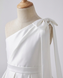 Vestido de niña de las flores Seraphina Ivory de un solo hombro, elegante vestido de satén de princesa para fiesta de bodas para niñas, fabricante OEM ODM - Product Image 4