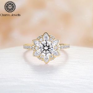 แหวนหมั้นรูปดอกไม้ประดับมอสซาไนต์สีเงินสำหรับผู้หญิงจาก Charm_Jewells รับรองโดย IGI น้ำหนัก 3 กรัม ตัวเรือนแบบหนามเตย ทรงบริลเลียนท์คัท สไตล์คลาสสิก - Product Image 1