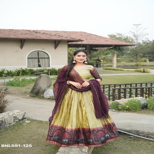 Proveedor de conjuntos de lehenga choli y dupatta de seda tradicional india con bordes tejidos con zari y kalamkari para festivales, procedente de la India. - Product Image 1