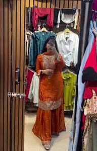 Ensemble ethnique pour femme : Kurti en soie Fandy bicolore lourd avec broderies et sequins, entièrement cousu, accompagné d'un Sharara et d'un Dupatta assortis - Product Image 4