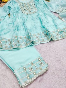 Ensemble de luxe bleu poudré : Kurti court à imprimé floral et œillets, richement orné de broderies miroir, pantalon palazzo large et dupatta - Product Image 4